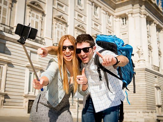 Ποιοι Ευρωπαίοι βγάζουν τις περισσότερες selfies στις διακοπές