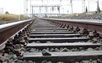 H υπερχείλιση του Ενιπέα διακόπτει τα δρομολόγια τρένων σε Λάρισα-Λιανοκλάδι