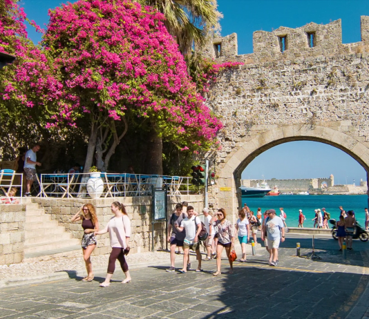 Booking.com: Τι δείχνουν οι αναζητήσεις για Ελλάδα τον Αύγουστο
