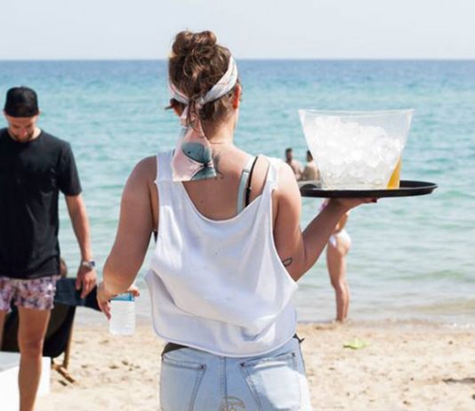 ΑΑΔΕ : 48ωρο λουκέτο σε beach club της Πάρου / Παραβάσεις σε Μύκονο και Σαντορίνη