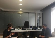 Η πρέσβης της Μ. Βρετανίας Kate Smith στον Χάρη Θεοχάρη, για την Thomas Cook