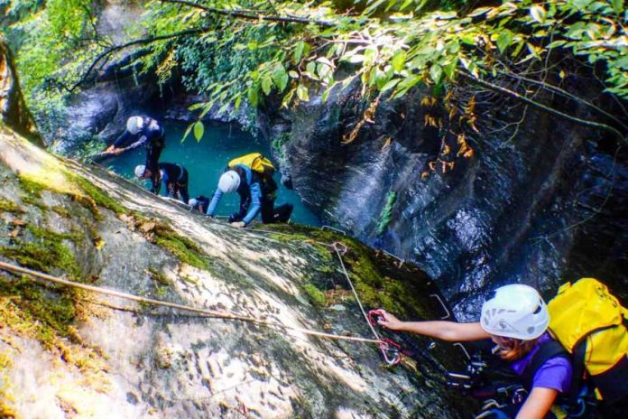 CANYONING