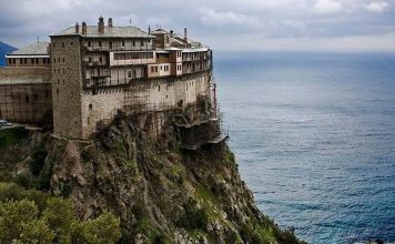 Άγιο Όρος: Θρησκευτικός τουρισμός σε άνοδο, έσοδα σε πτώση