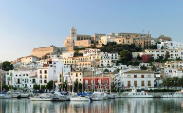 Σε ποιο είδος τουρισμού επικεντρώνεται η Ίμπιζα