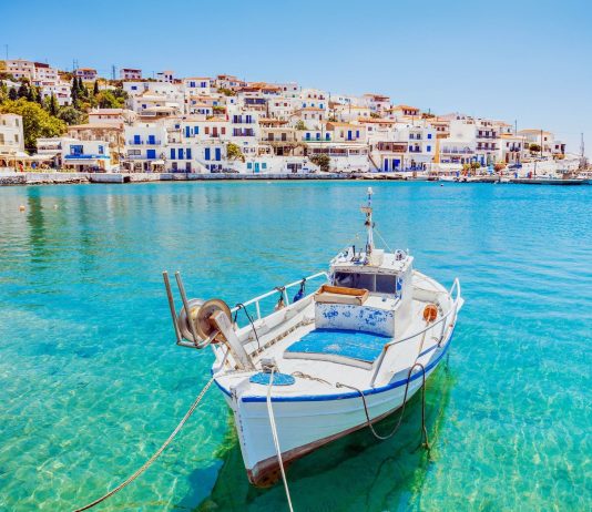 Ποιο ελληνικό νησί προτείνεται για τις διακοπές των Γάλλων
