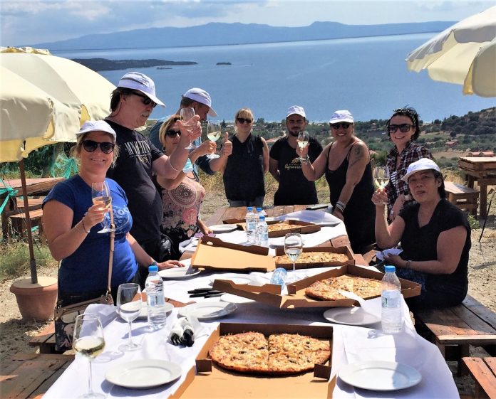 Πίτσα με οινολάσπη και ακάνθιος οίνος στους λόφους του Ξηροποτάμου