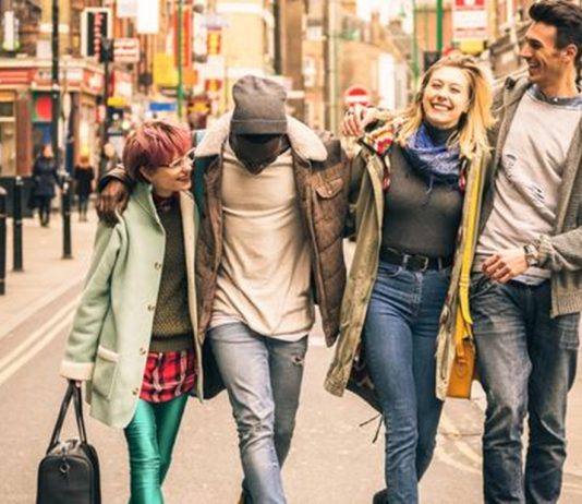Πώς ταξιδεύει η Gen Z και σε τι ξοδεύει τα χρήματά της