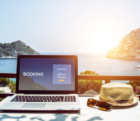 Booking.com: Οι Αμερικανοί «κόβουν» από την καθημερινότητα για να ταξιδέψουν