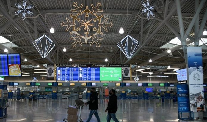 athens-airport-christmas