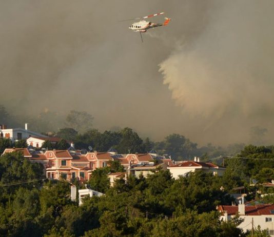 Η Ευρώπη στις φλόγες: Ρεκόρ καταστροφικών πυρκαγιών απειλεί τον τουρισμό στην κορύφωση του καλοκαιριού