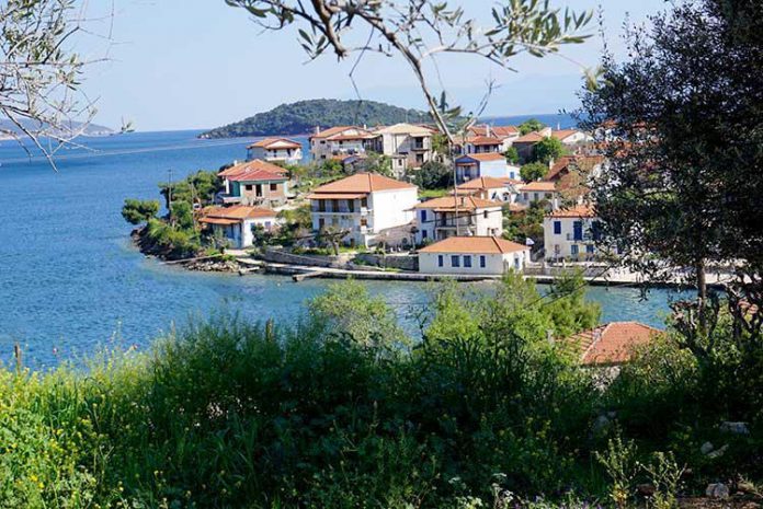Trizonia-fokidas-to-mikro-nisi-pou-magepse-ton-onasi-