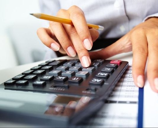 Στα 6.000 ευρώ ετησίως αυξάνεται το αφορολόγητο για τα φιλοδωρήματα από το 2026