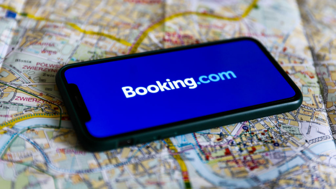 Πώς εμπλέκεται σε «εγκλήματα πολέμου» η Booking.com