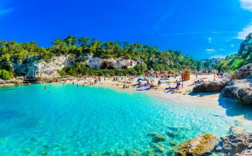 Μαγιόρκα: «Πρόσεχε άρχοντα, βάλε κάνα τσίγκινο μαγιό» | Επέστρεψαν τα μικρά ψάρια, που δαγκώνουν λουόμενους