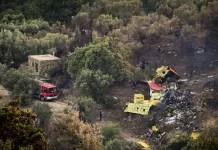 Τρισάγιο στη μνήμη των πιλότων που σκοτώθηκαν στην πυρκαγιά στον Πλατανιστό