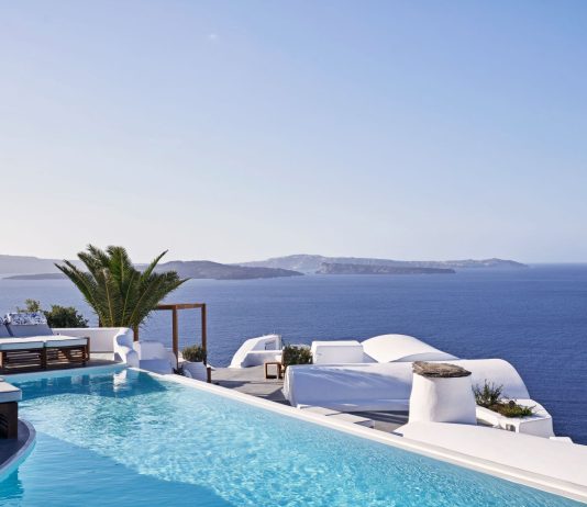 Για παραπλάνηση κατηγορούν την Trivago οι ξενοδόχοι της Σαντορίνης