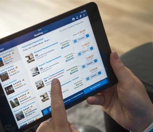 Booking.com: Οι 5 νέες τάσεις που μεταμορφώνουν τον τρόπο που ταξιδεύουμε