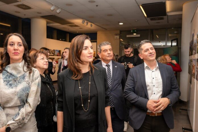 ΕΚΘΕΣΗ 1