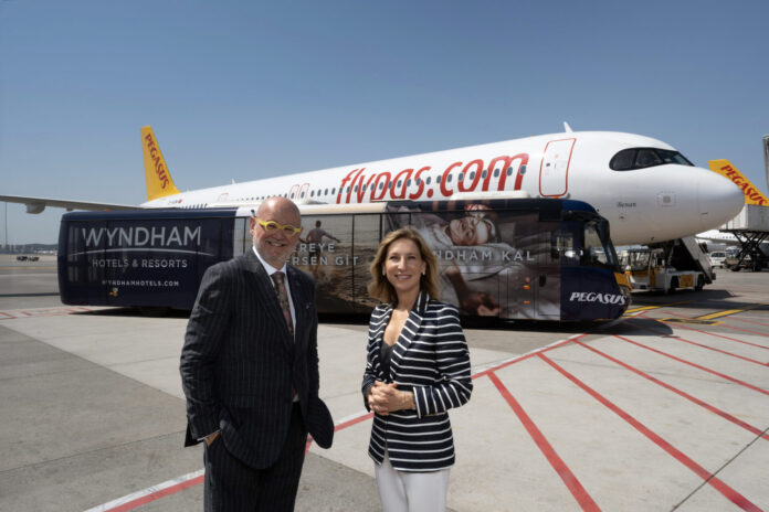 Dimitris Manikis and Güliz Öztürk