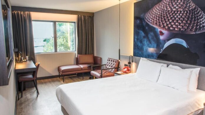 radisson- red-room