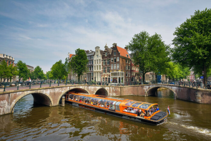 boat-Amsterdam