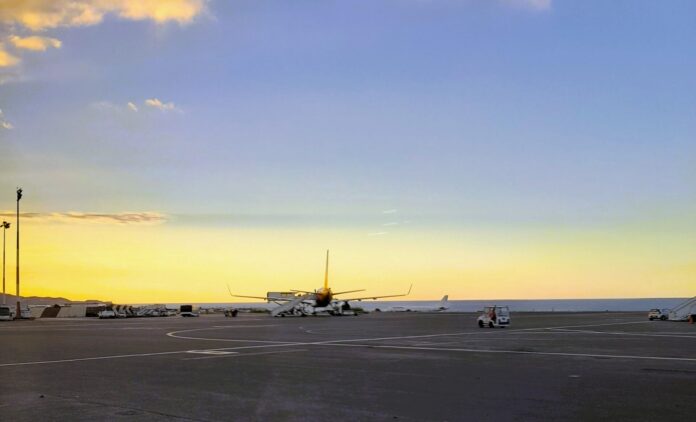 AEΡΟΠΛΑΝΟ ΣΕ ΠΙΣΤΑ