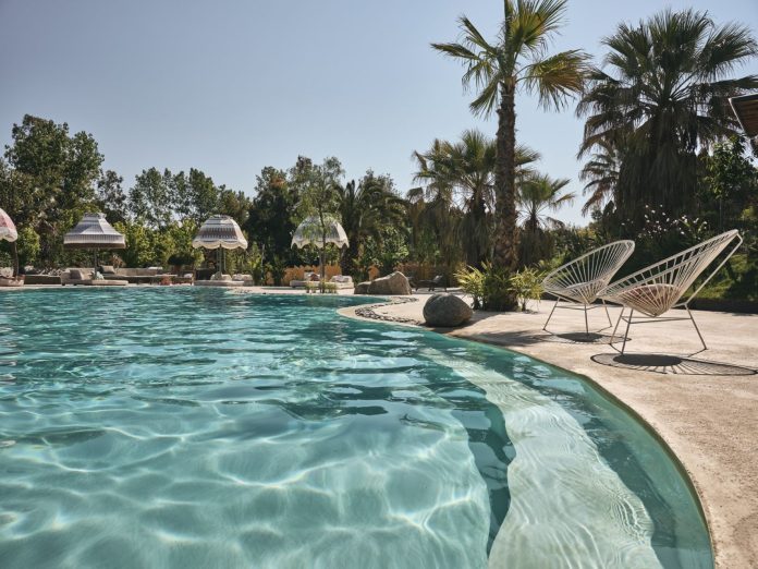thumbnail_Pool-696x522