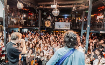 Ουρές έξω από το Eightball club για τον Κωστή Μαραβέγια / Το πιο κεφάτο πάρτι του Φεστιβάλ Κινηματογράφου Θεσσαλονίκης από τον ΟΠΑΠ