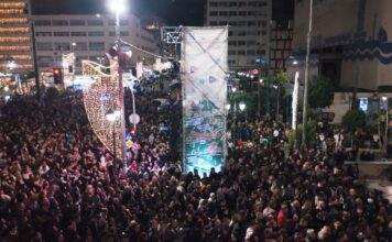 Πυροτεχνήματα, 120.000 λαμπιόνια και Λένα Ζευγαρά live στον Πειραιά