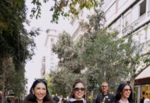 Ο Λάκης Γαβαλάς ξαναχτυπά: Κάνει την Ερμού πασαρέλα και σκορπίζει τη λάμψη του – Χριστουγεννιάτικο glam powered by ΣΚΡΑΤΣ