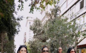 Ο Λάκης Γαβαλάς ξαναχτυπά: Κάνει την Ερμού πασαρέλα και σκορπίζει τη λάμψη του – Χριστουγεννιάτικο glam powered by ΣΚΡΑΤΣ