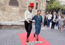 Ο Λάκης Γαβαλάς στρώνει το «Κόκκινο Χαλί» του στην Ερμού και κάνει τους περαστικούς star – Λάμψη στη …στιγμή powered by ΣΚΡΑΤΣ