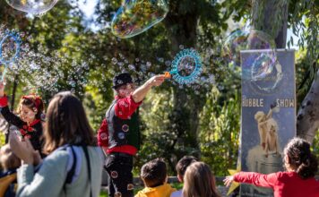 Η πλατεία Κοτζιά γίνεται σημείο αναφοράς των χριστουγεννιάτικων εκδηλώσεων του Δήμου Αθηναίων