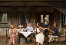 Βιτριολικές ερωτήσεις στα καμαρίνια του θεάτρου Αλίκη – Η Κωνσταντίνα Μιχαήλ σερβίρει backstage «Μπαμπάδες με ρούμι» και αποκαλύψεις