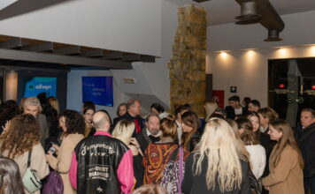 Ηθοποιοί και καλεσμένοι της παράστασης «Ένα κάποιο κενό» μοιράζονται άγνωστες στιγμές από την καριέρα τους – Μια βραδιά γεμάτη ιστορίες στο θέατρο «Εμπορικόν»