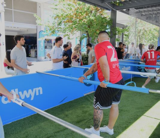 Human Foosball Arena: Το πιο διασκεδαστικό παιχνίδι του καλοκαιριού βρίσκεται στο κατάστημα της Allwyn στο Σύνταγμα