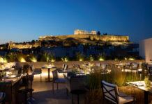 Acropolis Secret: Το βραβευμένο rooftop της Αθήνας με θέα που «αγγίζει» την Ακρόπολη