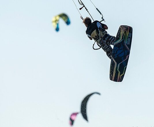 Στους κορυφαίους προορισμούς για kite surfing η Πάρος
