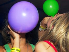 Ηράκλειο: «Μπλόκο» σε 30.000 μπαλόνια με αέριο γέλιου / Συνελήφθη 53χρονος