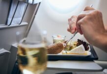 Ποια αεροπορική καταργεί το δωρεάν φαγητό σε ευρωπαϊκές πτήσεις