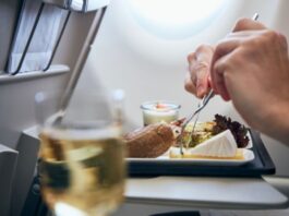 Ποια αεροπορική καταργεί το δωρεάν φαγητό σε ευρωπαϊκές πτήσεις