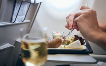 Ποια αεροπορική καταργεί το δωρεάν φαγητό σε ευρωπαϊκές πτήσεις