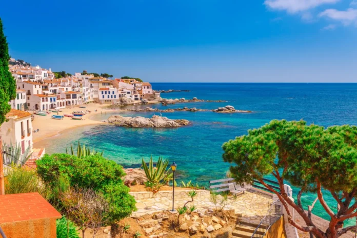 krajobraz-morski-z-calella-de-palafrugell-katalonia-hiszpani_shutterstock_674086747