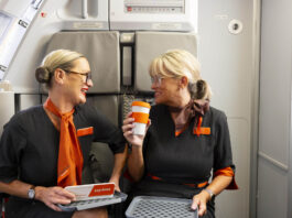 Η easyJet επεκτείνει τη χρήση επαναχρησιμοποιούμενων δίσκων γευμάτων πληρώματος σε όλο τον στόλο της