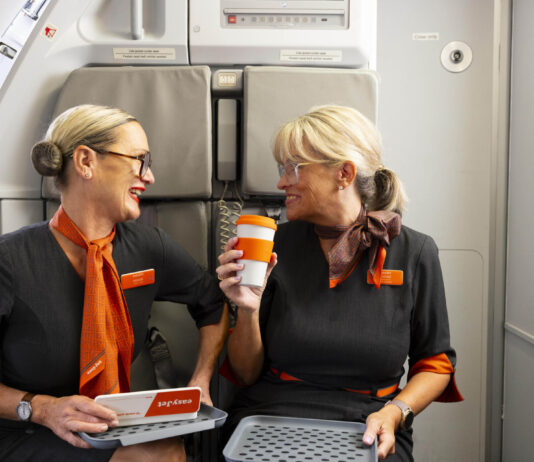 Η easyJet επεκτείνει τη χρήση επαναχρησιμοποιούμενων δίσκων γευμάτων πληρώματος σε όλο τον στόλο της