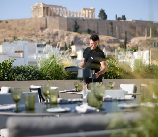 Acropolis Secret: Το πρώτο high-end εστιατόριο στην Αθήνα που βραβεύεται με την παγκόσμια διάκριση «Ambassador of Greek Cuisine®»