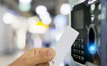 Ψηφιακή Κάρτα Εργασίας: Επεκτείνεται σε 500.000 εργαζομένους – Αύξηση 172,8% στις δηλωμένες υπερωρίες στον τουρισμό