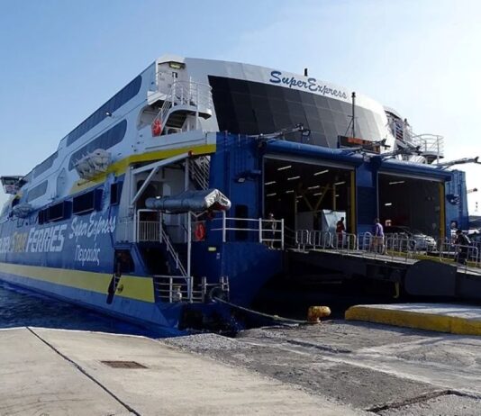 Απαγόρευση απόπλου στο “Super Express” μετά από επακούμβηση στο λιμάνι της Ραφήνας